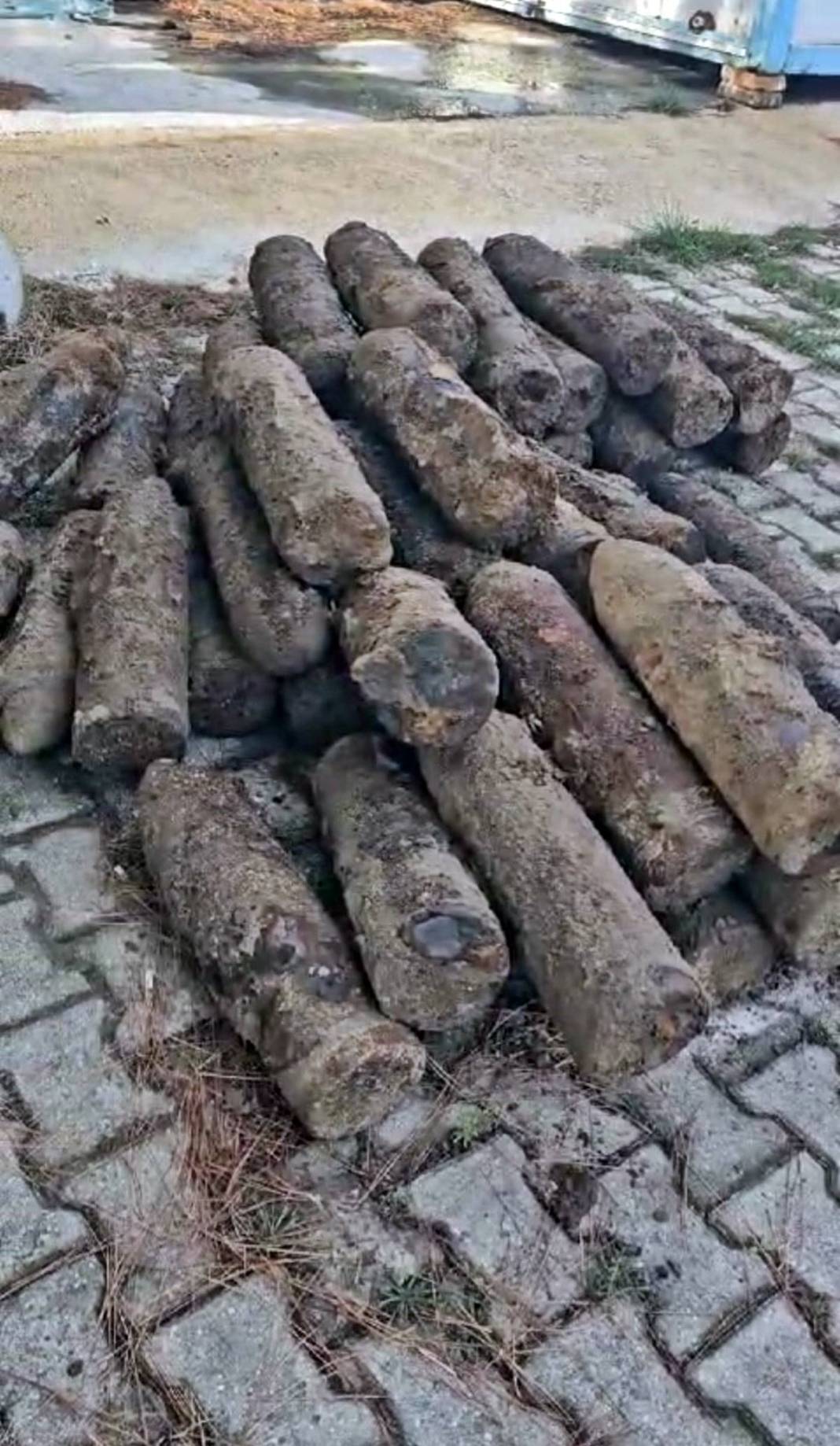 Yıllar önce gömülmüş top mermileri kazı sırasında bulundu! Paniğe neden oldu, sokağa giriş-çıkışlar kapatıldı 5